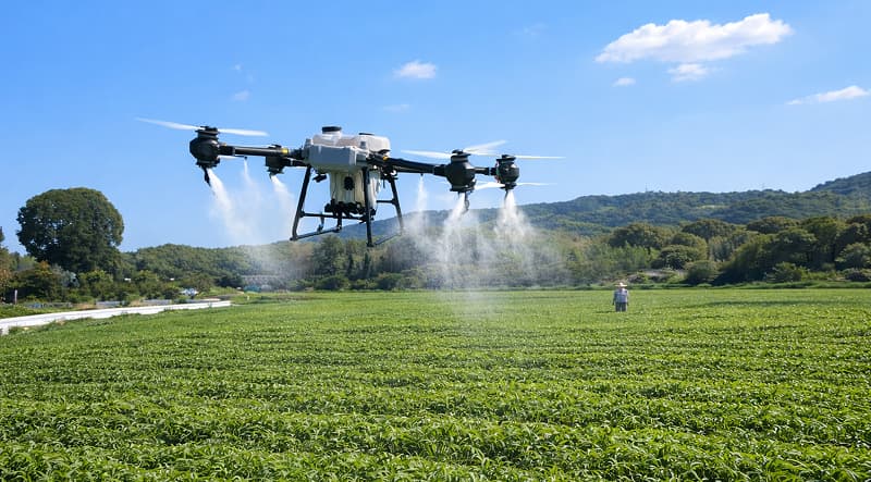 農業用ドローンによる農地の空中散布作業の様子。